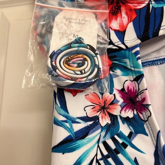 Time and Tru ladies swimsuit - Picture 4 of 5